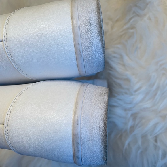 Minor wear. High top Adidas SZ 9. A wardrobe staple! - Picture 8 of 8